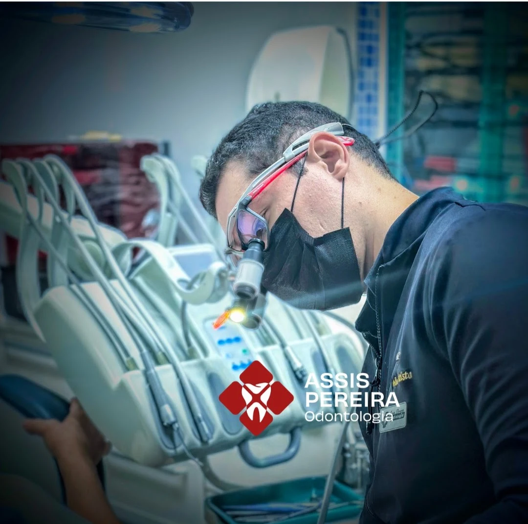 Dentista da Assis Pereira durante um atendimento, utilizando equipamentos de precisão