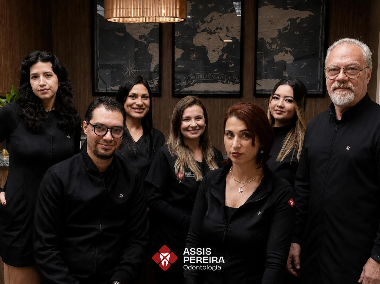Equipe da Assis Pereira reunida na clínica